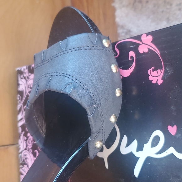 Heels - Picture 5 of 7